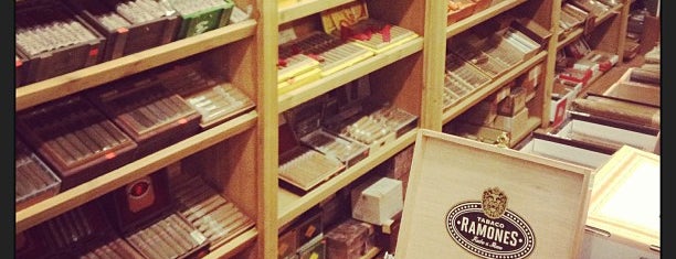 Hyde Park Cigars is one of สถานที่ที่ Andre ถูกใจ.