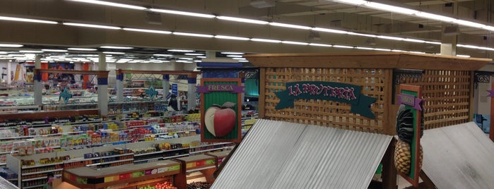 Supermercado Nacional is one of Fave's.