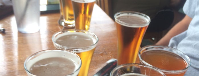 Smoky Mountain Brewery is one of Lugares favoritos de Lauren.