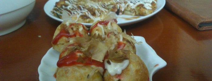 Okonomiyaki is one of Hanoi food.