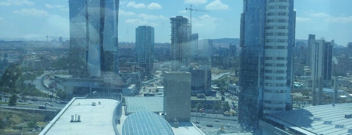 VIA Tower Business Center is one of Locais curtidos por War.