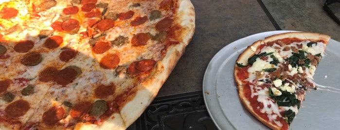 Carlisle's Pizza is one of Lugares favoritos de Chester.