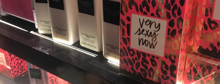 Victoria's Secret is one of Hendra'nın Beğendiği Mekanlar.