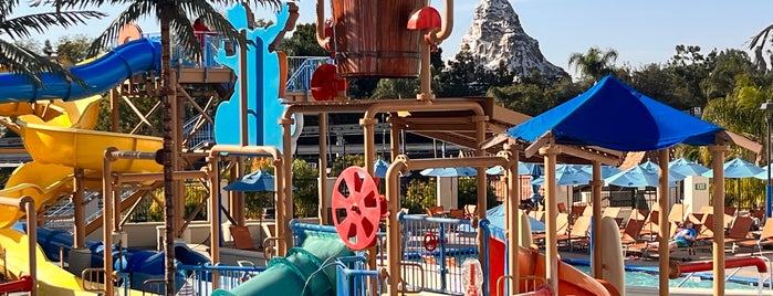 Courtyard Anaheim Theme Park Entrance is one of Lugares favoritos de Geoff.