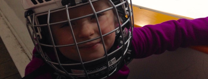 East York Memorial Arena is one of Posti che sono piaciuti a tim.