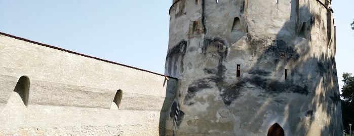 Bastionul Postăvarilor is one of Брашов.