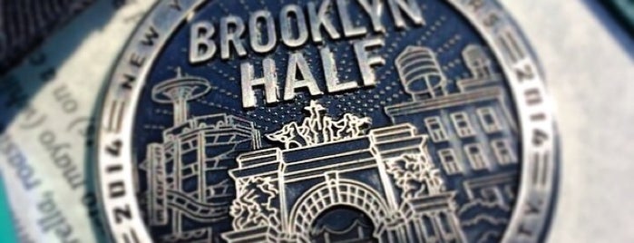 Brooklyn Half Marathon Finish Line is one of Orte, die Alejandra gefallen.