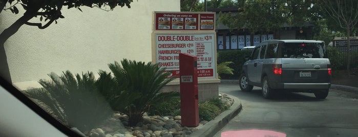 In-N-Out Burger is one of สถานที่ที่ andrea ถูกใจ.
