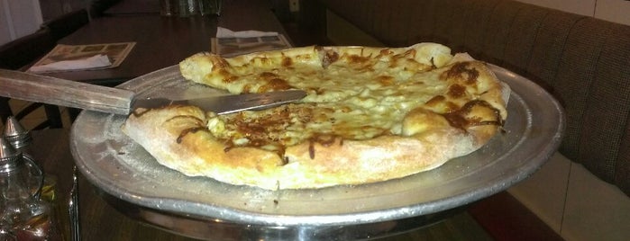 Napoli Pizzeria is one of Locais curtidos por Gladys.