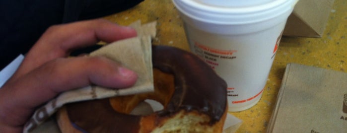Dunkin Donuts is one of สถานที่ที่ Eleanor ถูกใจ.