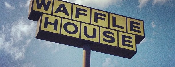 Waffle House is one of Lieux sauvegardés par Layla.