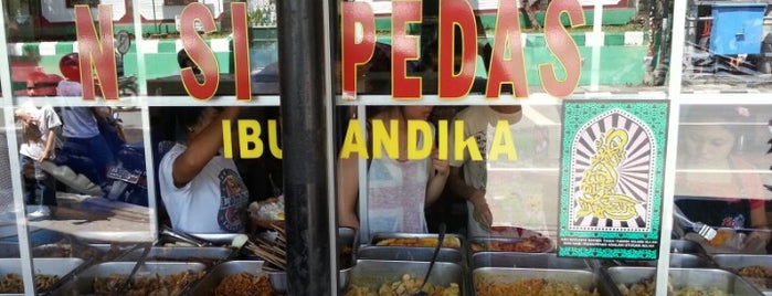 Nasi Pedas Ibu Andika is one of สถานที่ที่ Anatasia ถูกใจ.