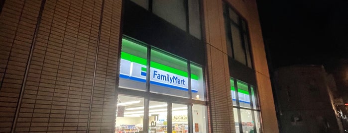 FamilyMart is one of สถานที่ที่ Gianni ถูกใจ.
