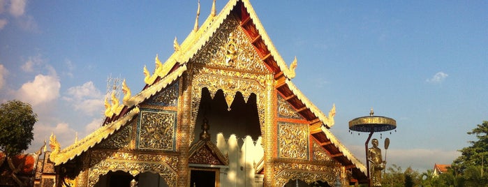 Wat Phra Singh Waramahavihan is one of Lugares favoritos de Bryan.