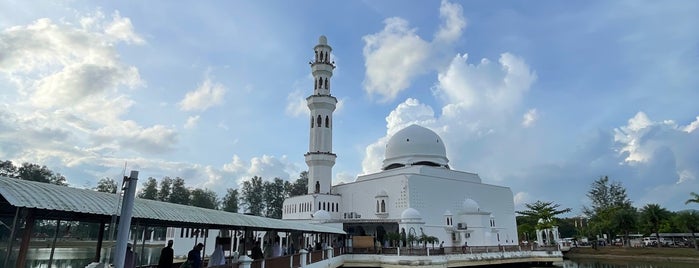 Masjid Tengku Tengah Zaharah (Masjid Terapung) is one of Shima Guesthouse Guidebook.