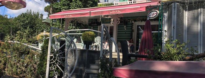Bir Varmış Bir Yokmuş Cafe is one of Lieux sauvegardés par Kübra.