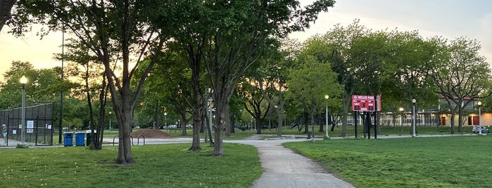 Welles Park is one of Chicago Park District Fitness Centers.