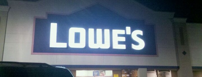 Lowe's is one of Locais curtidos por Marty.