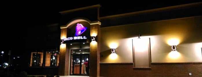 Taco Bell is one of Tempat yang Disukai Lynn.
