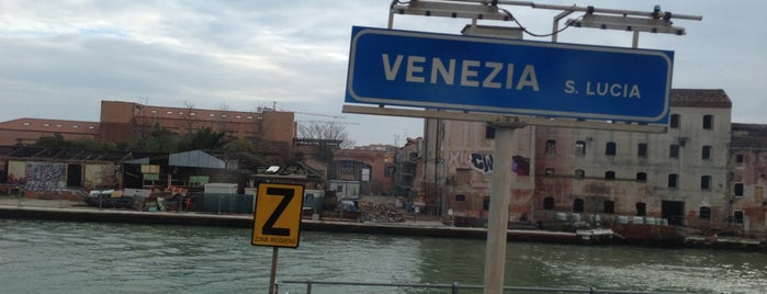 Stazione Venezia Santa Lucia is one of Tempat yang Disukai Ale.