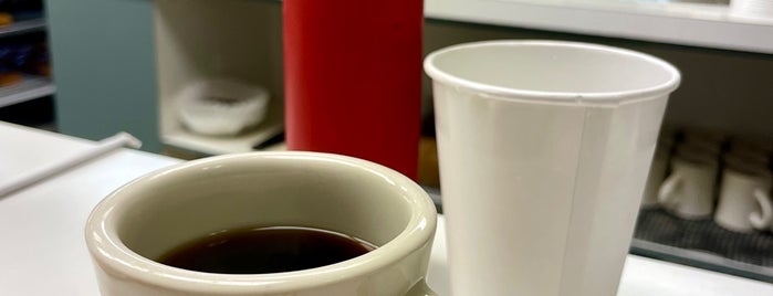 Coffee An' Donut Shop is one of Christopher'in Kaydettiği Mekanlar.