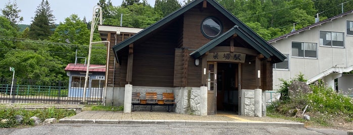 Yanaba Station is one of JR 고신에쓰지방역 (JR 甲信越地方の駅).