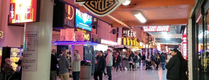 Las Vegas Harley-Davidson Shop is one of Tempat yang Disukai Jennifer.
