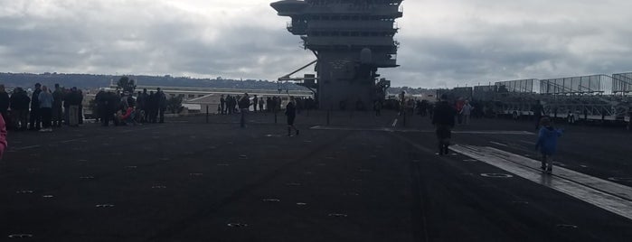 USS Carl Vinson (CVN 70) is one of Места для видеотрансляций.