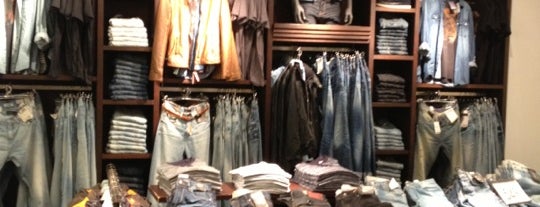 Pull & Bear is one of Oscar’s Liked Places.