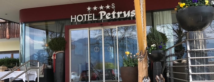 Hotel Petrus is one of สถานที่ที่ Tina ถูกใจ.