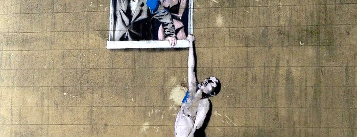 Banksy's "Well-Hung Lover" is one of Volodymyr'un Beğendiği Mekanlar.