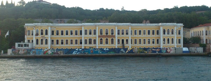 Galatasaray Üniversitesi is one of สถานที่ที่ MLTMSLMZ ถูกใจ.