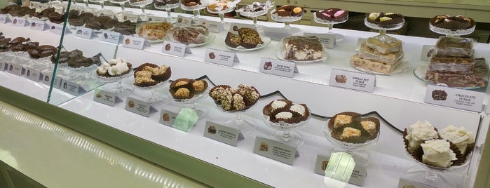 See's Candies is one of Lugares favoritos de Leah.