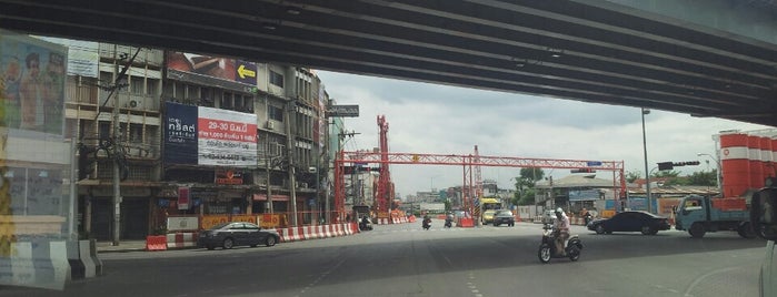 แยกบางพลัด is one of สถานที่ที่บันทึกไว้ของ Pupae.