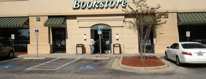 Barnes & Noble is one of Tempat yang Disukai John.