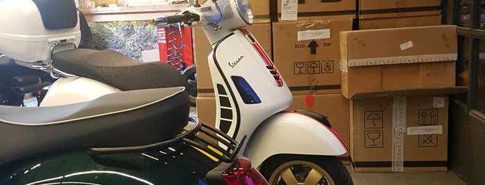 Tamirhane Vespa Service & Accessories Store is one of Ozanさんの保存済みスポット.