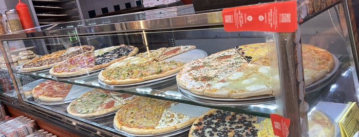 Famous Pizza is one of Eric 님이 좋아한 장소.