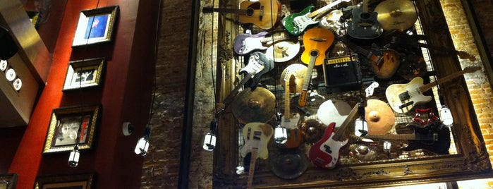 Hard Rock Cafe Brussel is one of Posti che sono piaciuti a Aslı.