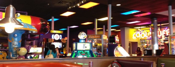 Peter Piper Pizza is one of Lugares favoritos de T.
