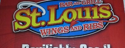 St. Louis Bar & Grill is one of Chris'in Beğendiği Mekanlar.