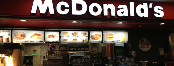 McDonald's is one of Tempat yang Disukai Santiago.