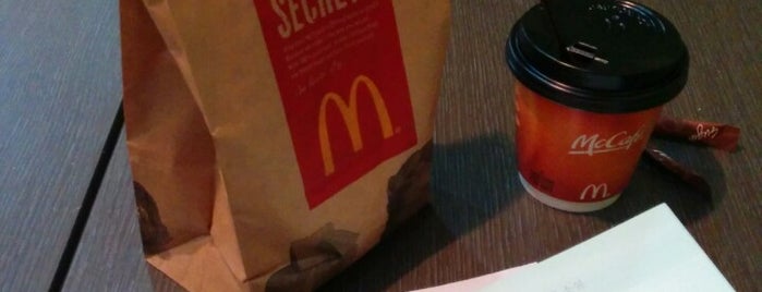 McDonald's is one of Locais curtidos por JuHyeong.