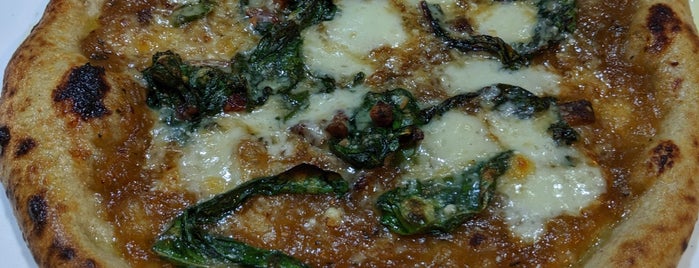Tino's Pizzeria is one of Cassio'nun Beğendiği Mekanlar.