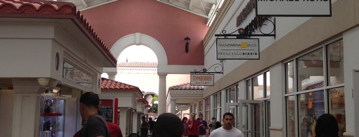 Orlando International Premium Outlets is one of Karina's Saved Places.