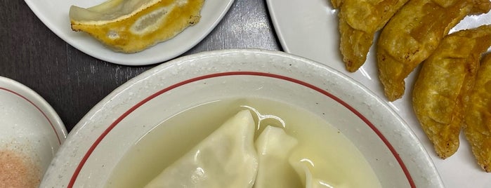 餃子の店 香蘭 is one of Lieux sauvegardés par Yongsuk.
