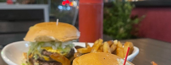 HiHo Cheeseburger is one of Locais salvos de Chris.
