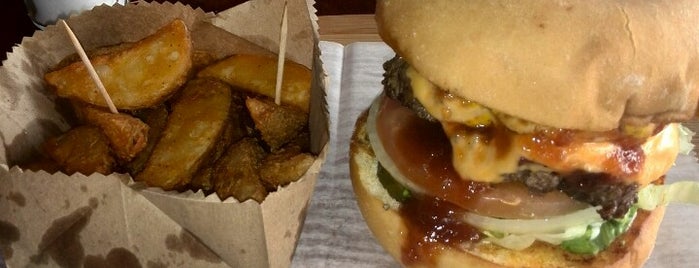 Porky's Burger Bar is one of Lugares favoritos de mstrrr.