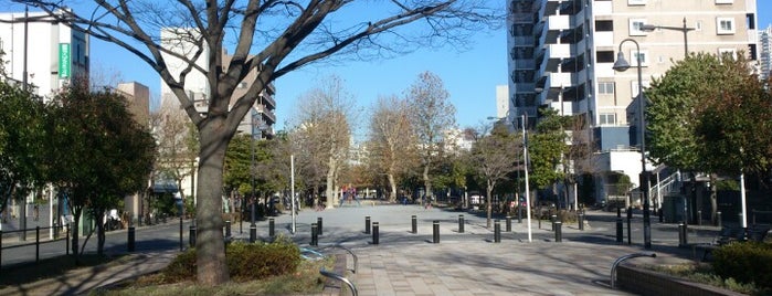 新宿公園 is one of Sadaさんのお気に入りスポット.