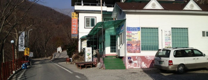 산아래첫집 is one of 전라남도의 게스트하우스/Guesthouses in South Jeolla Area.