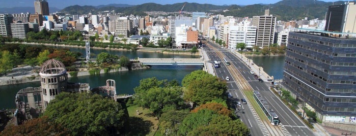 Hiroshima Orizuru Tower is one of Lieux qui ont plu à 高井.